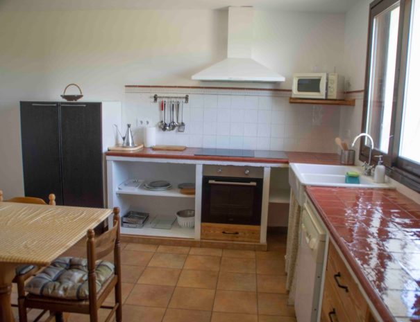 Casa Rural Borderías está equipada con cocina, 3 baños, hogar, barbacoa, patio, piscina pública, y mucho más junto a la Sierra de Guara