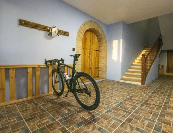 Foto del recibidor de Casa Rural Borderías, con aparcabicis artesanal, perfecto para los amantes del deporte que quieren disfrutar de la bici en un paraje impresionante